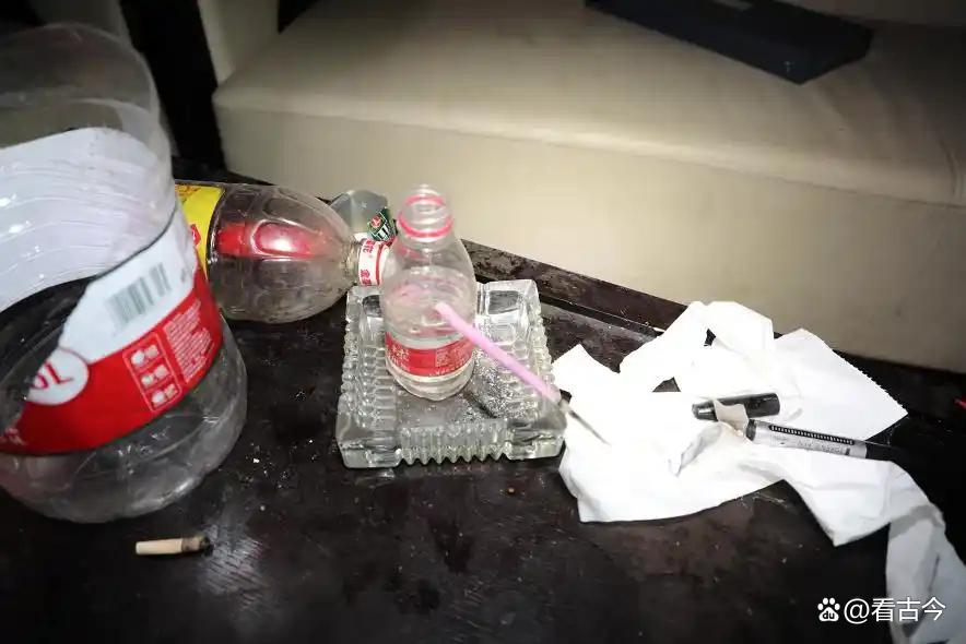 电诈园区小黑屋墙上沾满血手印?都是缅北“电诈大鳄”徐老发干的!