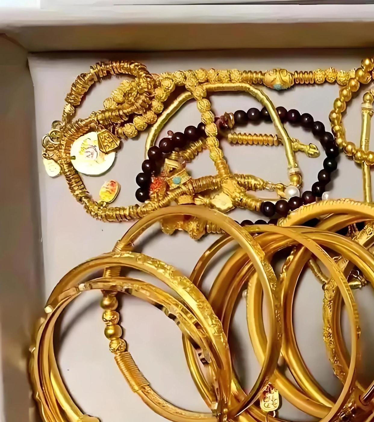 金价疯涨?顾客卖出500克黄金1天赚近5万?年轻人结婚不买开租!