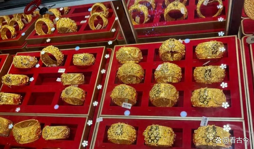 金价疯涨?顾客卖出500克黄金1天赚近5万?年轻人结婚不买开租!