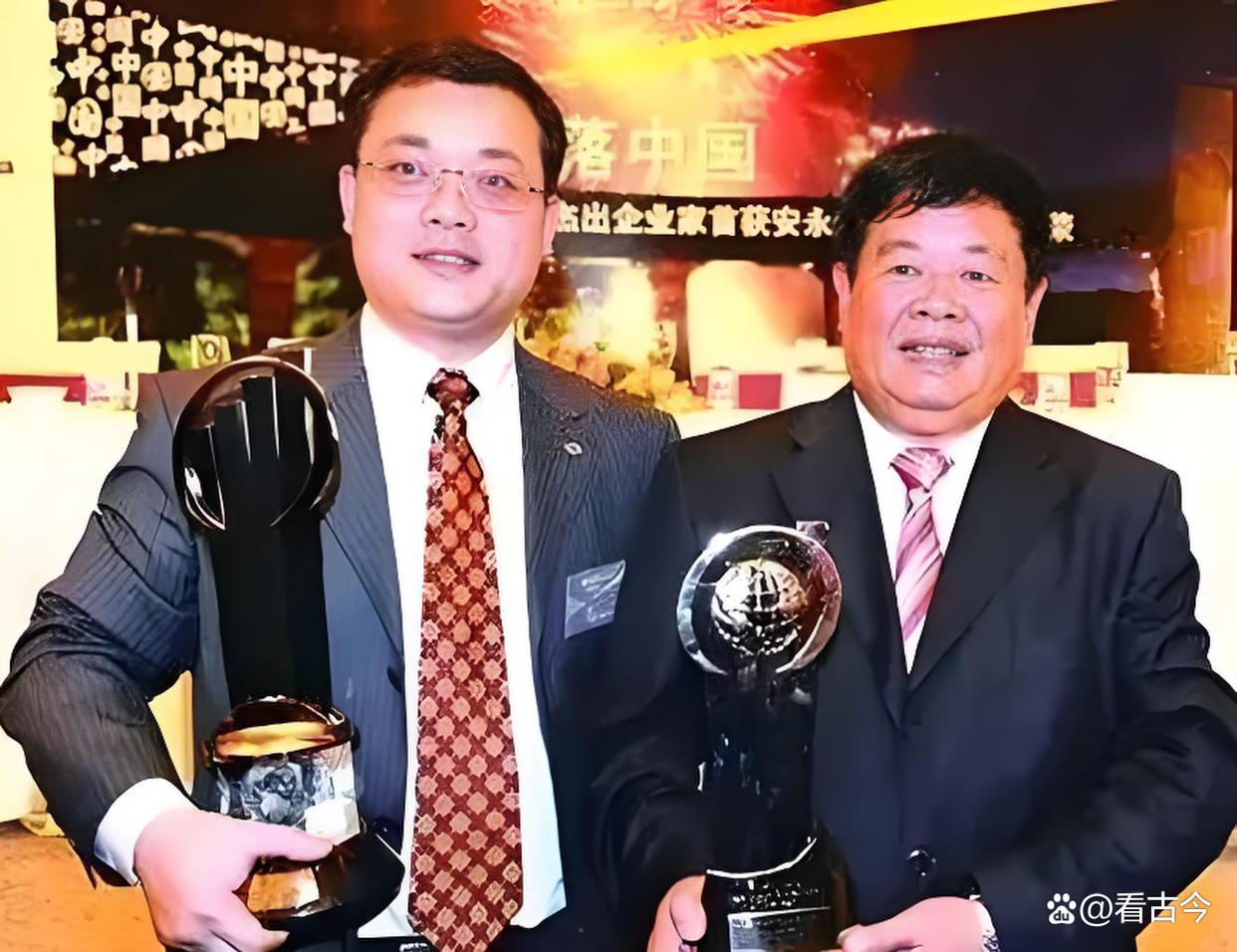 79岁“玻璃大王”曹德旺卸任交棒长子?55岁“创二代”接棒冲浪
