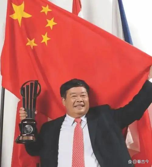 79岁“玻璃大王”曹德旺卸任交棒长子?55岁“创二代”接棒冲浪