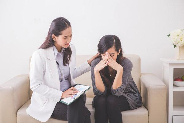 消防员陪满满心结的女子静待生机?给情绪留白是种高级温柔