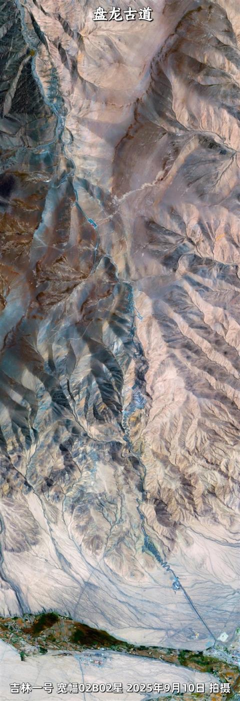 卫星俯瞰盘龙古道：帕米尔高原上的600道弯 仿佛一条巨龙(图1)