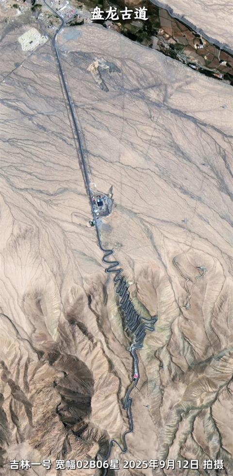 卫星俯瞰盘龙古道：帕米尔高原上的600道弯 仿佛一条巨龙(图2)