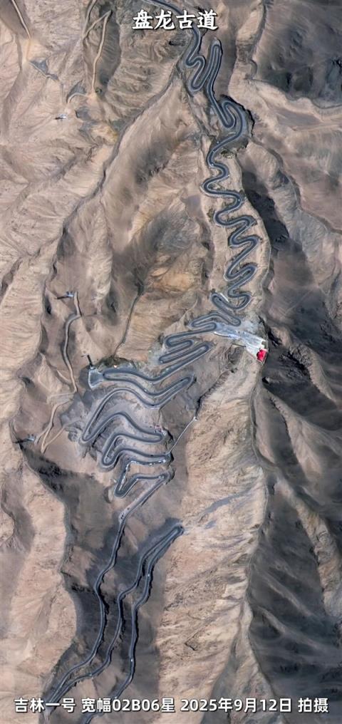卫星俯瞰盘龙古道：帕米尔高原上的600道弯 仿佛一条巨龙(图3)