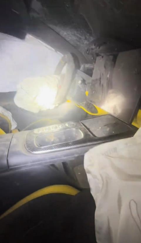 新疆一小米SU7Ultra飞坡10多米翻滚多圈 车主感谢雷军：门能开 没起火(图3)