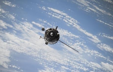 近地轨道的新危机：卫星数量激增76% 严重碰撞概率已达10%(图1)