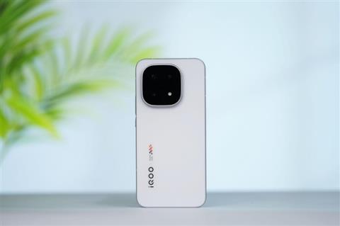 首发2K三星珠峰屏 一眼通透！iQOO15图赏(图3)
