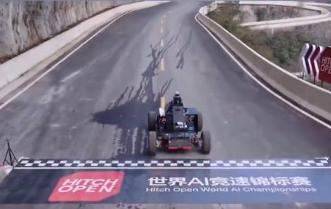 AI赛车闯过天门山“99道弯”：1100米垂直落差 全程10.77公里！(图1)