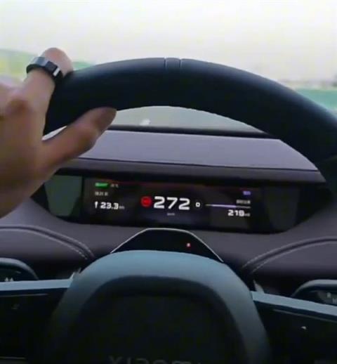 无视车辆警告 小米SU7车主飙车至272km/h：还用手机拍视频(图1)