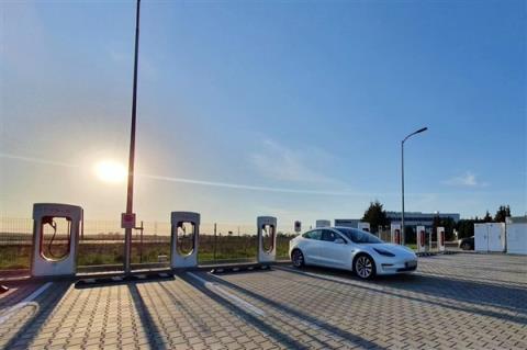 我国汽车充电枪总数突破1800万个 同比大增54.5%(图1)