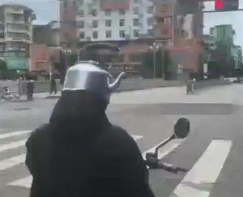 男子戴“炊壶头盔”骑摩托车被查 交警：不符标准 不能上路佩戴(图1)
