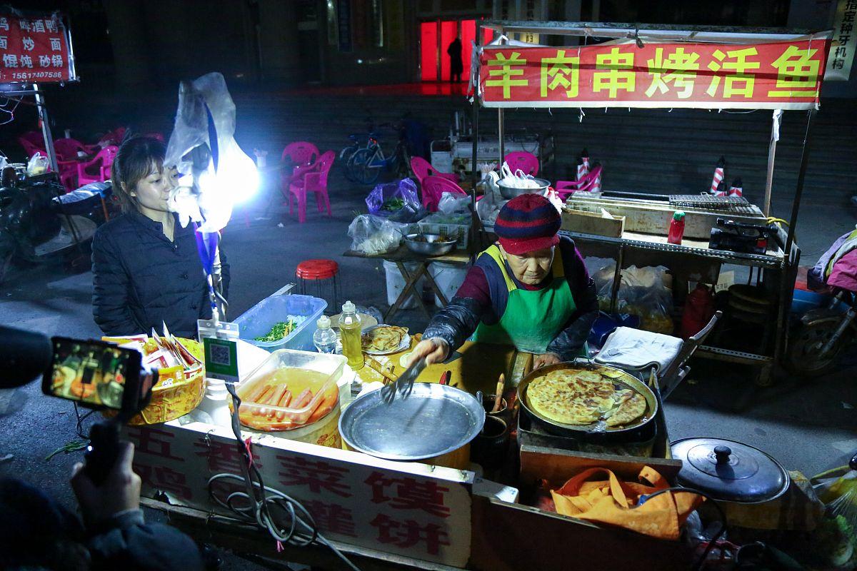煎饼摊一夜爆红!顾客排队5小时竟舍不得下口 这背后藏着什么秘