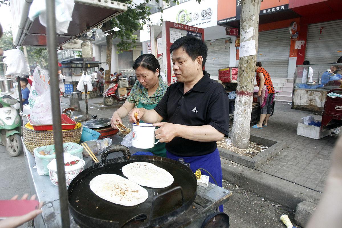煎饼摊一夜爆红!顾客排队5小时竟舍不得下口 这背后藏着什么秘