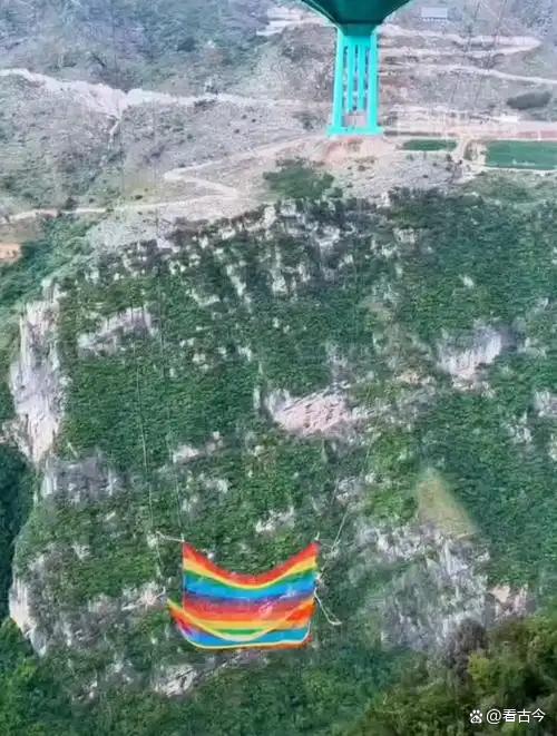 世界第一高桥蹦极项目居然不用绳子?安全咋保障?景区回应