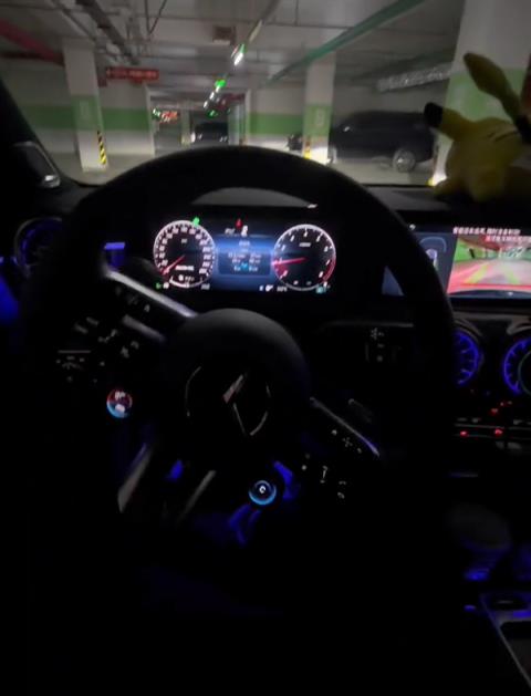 奔驰车主地库测试自动泊车 网友笑翻了(图2)