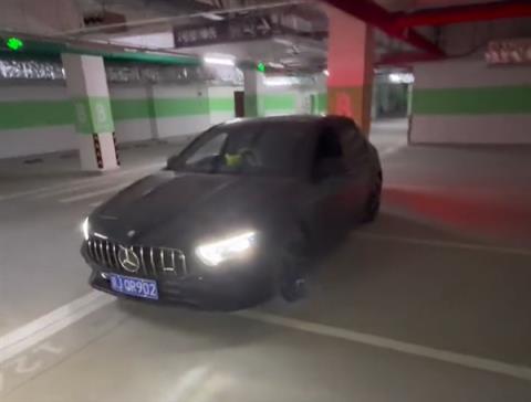 奔驰车主地库测试自动泊车 网友笑翻了(图3)