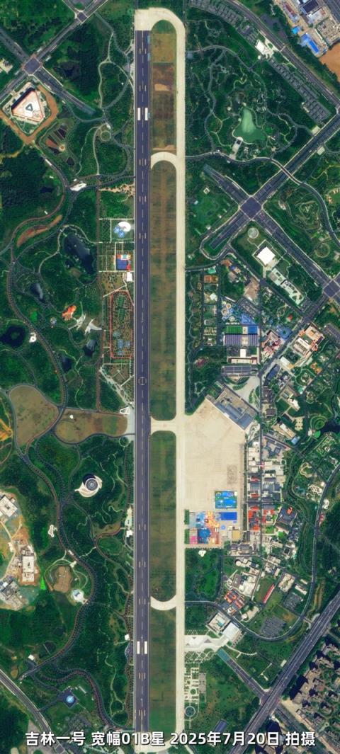 卫星俯瞰世界最大的城市中央公园：不在纽约 不在伦敦(图2)