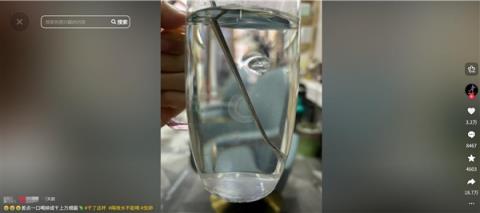 女生发现隔夜水中有漂浮物 网友：“隔夜水最好不要喝”具象化了(图1)