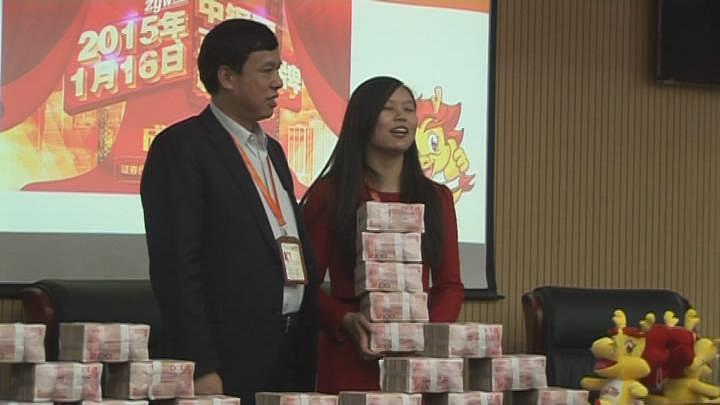 河南老板豪气分红:年赚百万分给员工85万 背后故事暖心