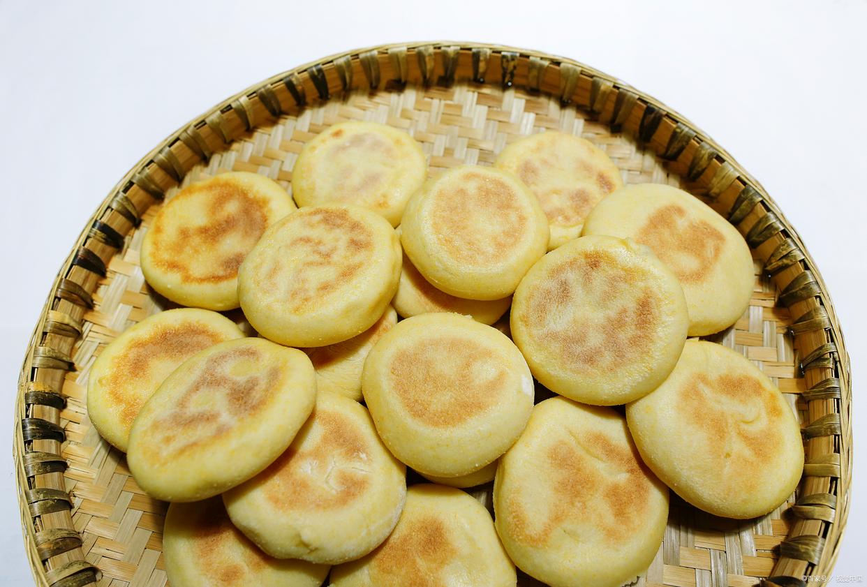 花花啃大饼脸变形记:萌宠的“吃货”瞬间引爆网络