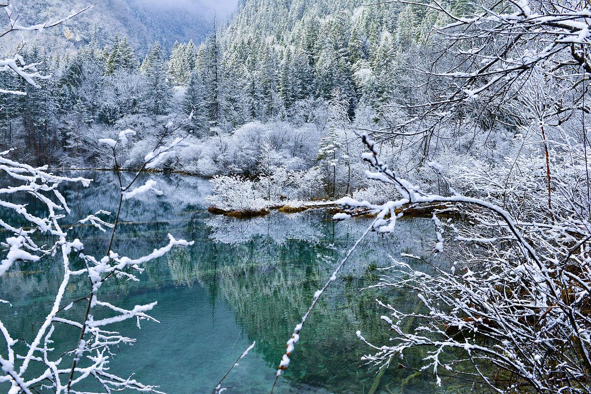 九寨沟初雪后宛如“仙境”:大自然的绝美馈赠