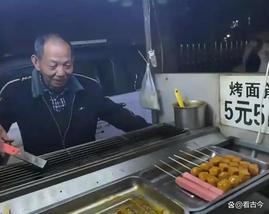 67岁“面筋爷爷”酷似袁隆平走红?他的善良朴实承载了这份情感