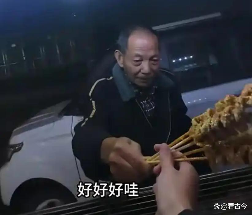67岁“面筋爷爷”酷似袁隆平走红?他的善良朴实承载了这份情感