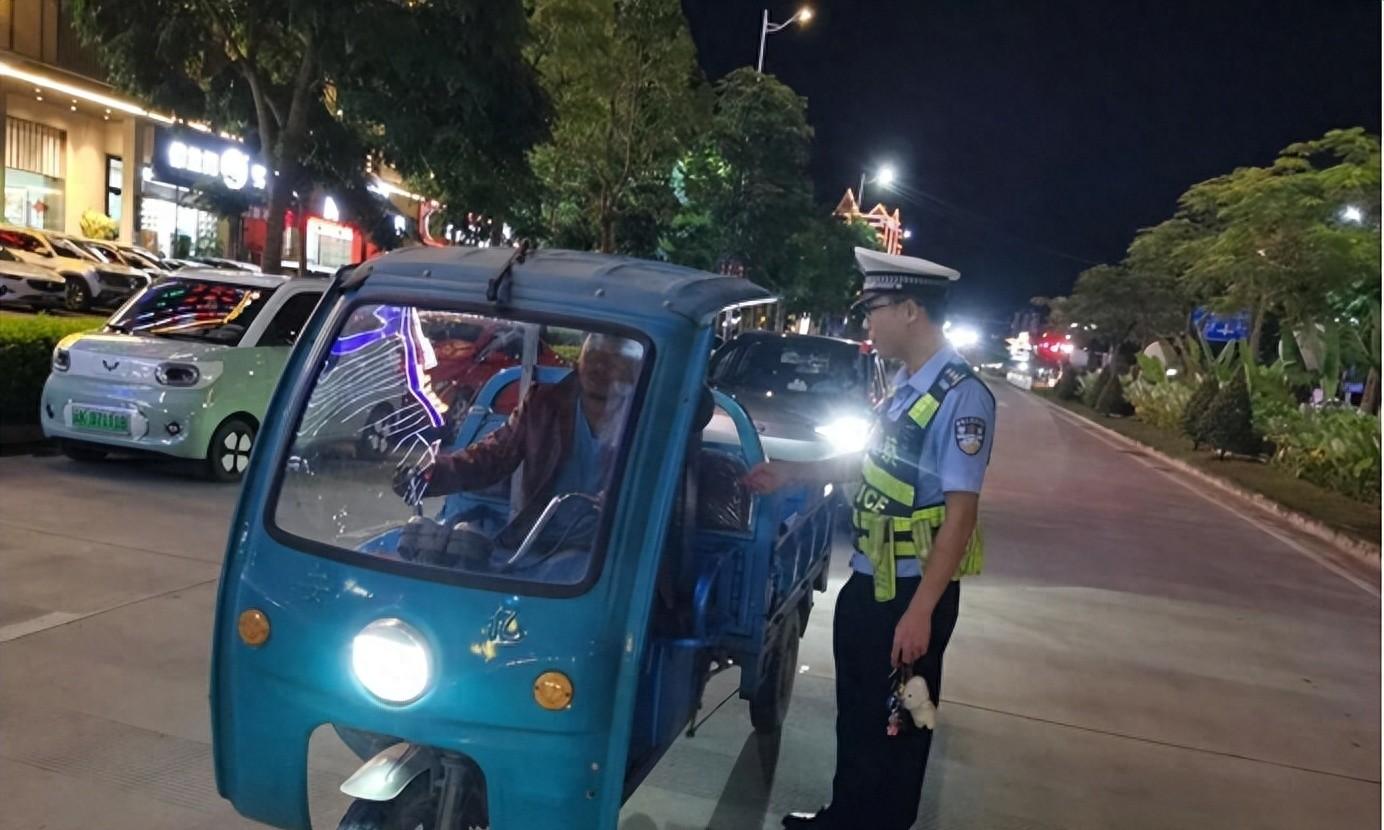 60岁以上老人如何出行？4类车不要驾驶证，上路严守5大要求！