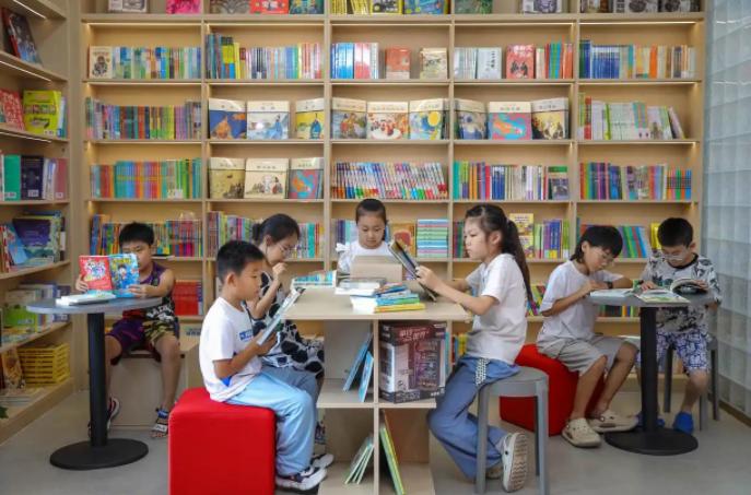 大学生兼职“临时父母”走红:3小时收入300元的新型陪伴经济