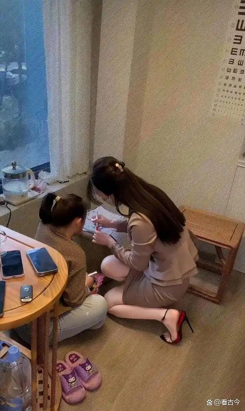 大学生成为临时父母?情感家教3小时收入300元?治愈经济火了?