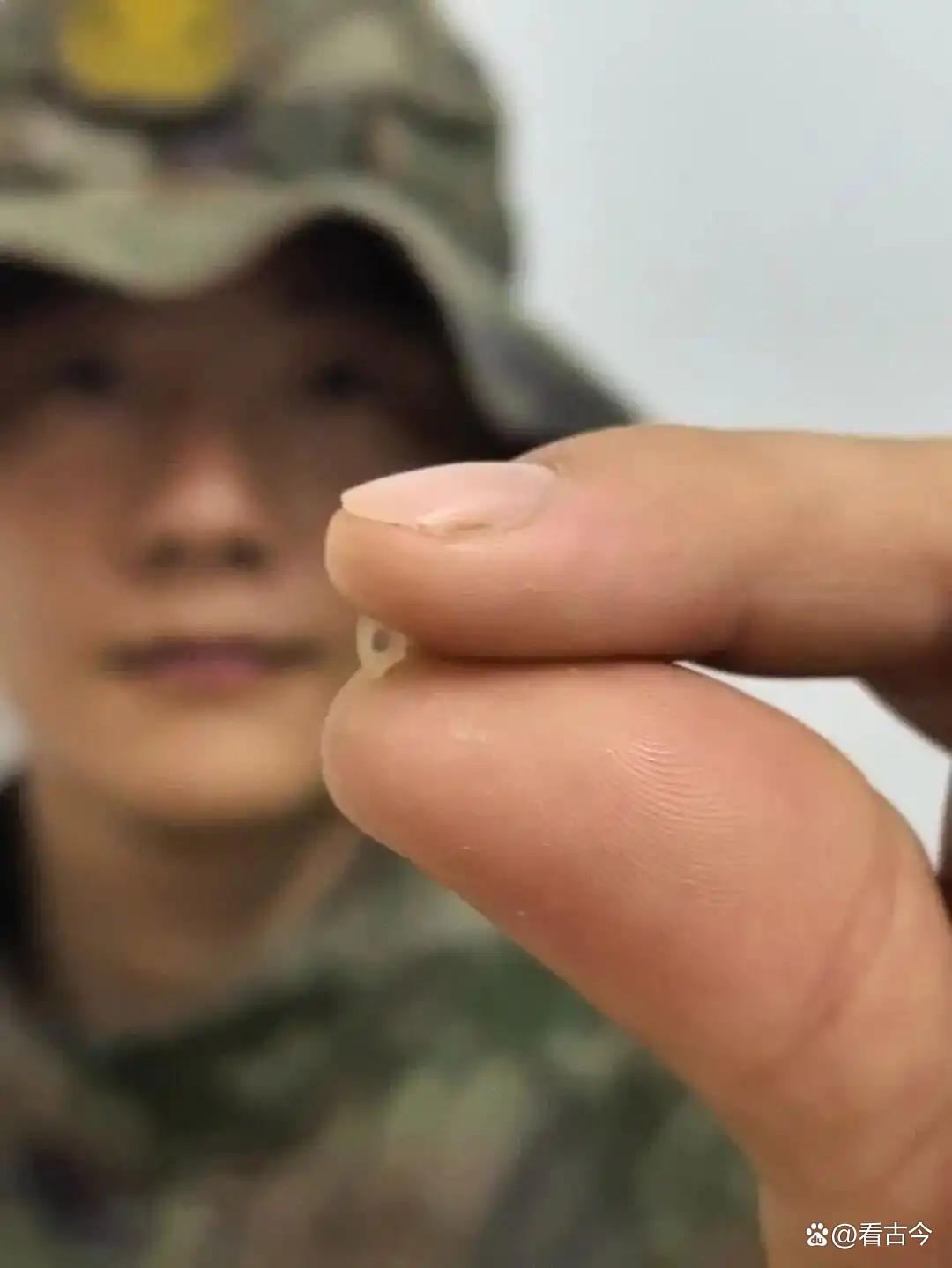狙击手有多稳?一粒大米告诉你答案!能米上雕花才是“神枪手”