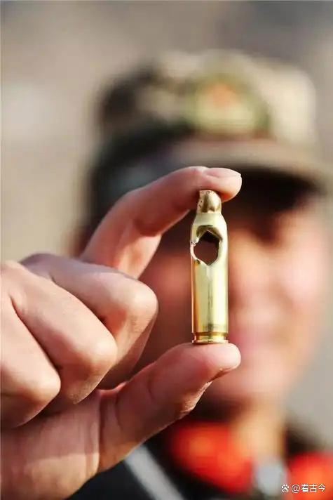 狙击手有多稳?一粒大米告诉你答案!能米上雕花才是“神枪手”