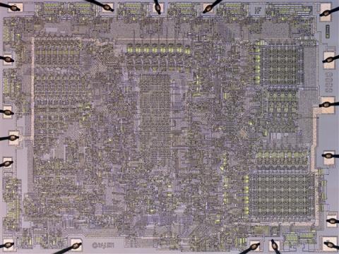 极客的浪漫：Intel传奇i8008史上最清晰图像！216张显微照片合成(图1)