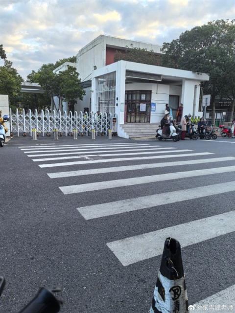 张雪峰多平台账号已解封 本人更新动态并发文:今天是接娃放学的家长(图2)