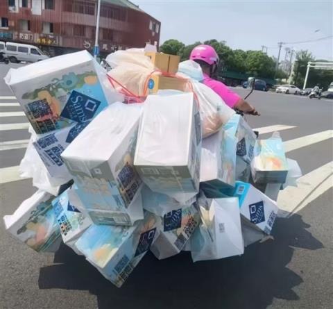 山姆回应配送员严重超载:将陆续改用三轮车运输大件货物(图1)