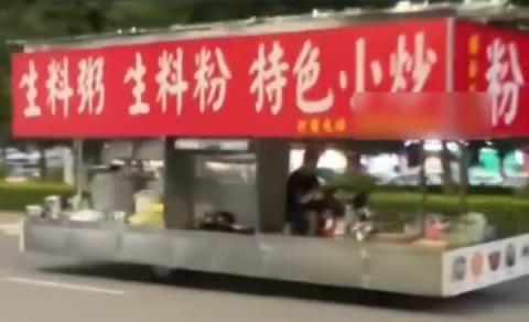 广西街头现5米长摆摊餐车!交警称已扣车 这类车不允许上路(图1)