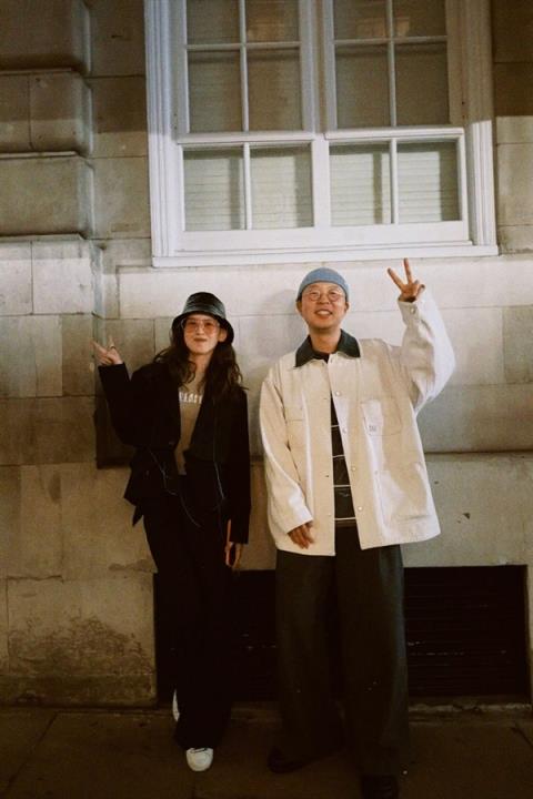 杜海涛晒与章泽天伦敦看展合照 章泽天一头蓬松卷发 松弛感拉满(图2)