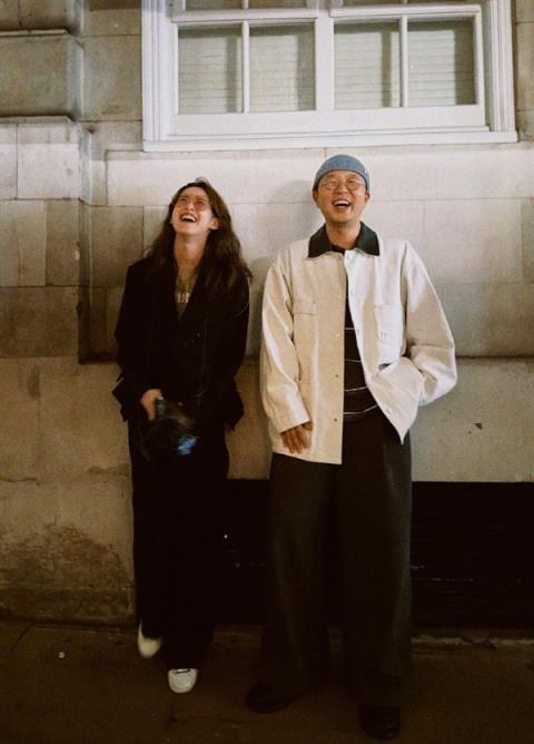 杜海涛晒与章泽天伦敦看展合照 章泽天一头蓬松卷发 松弛感拉满(图3)