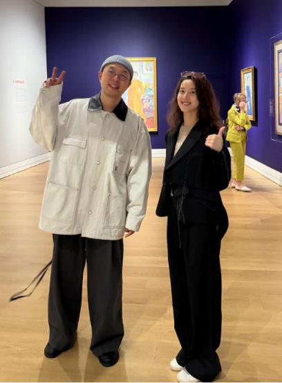 杜海涛晒与章泽天伦敦看展合照 章泽天一头蓬松卷发 松弛感拉满(图4)