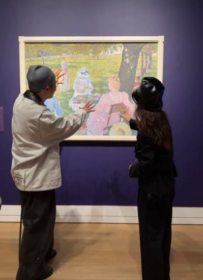 杜海涛晒与章泽天伦敦看展合照 章泽天一头蓬松卷发 松弛感拉满(图5)