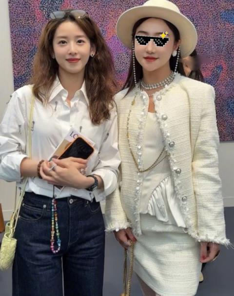 杜海涛晒与章泽天伦敦看展合照 章泽天一头蓬松卷发 松弛感拉满(图6)