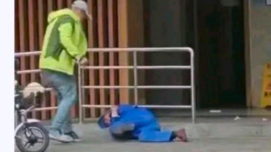 西安一男子倒垃圾时殴打3名环卫工?网友:欺负弱者算什么