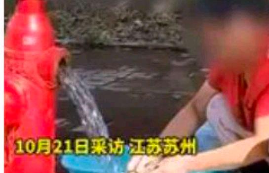 女子私开消防栓当街洗衣?网友:仅止于制止吗