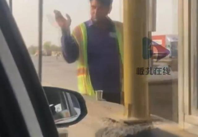 印度收费站员工嫌奖金低放车免费通行 抗议持续十小时