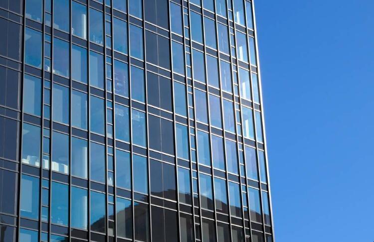 玻璃的密度？玻璃的密度和水的密度哪个大