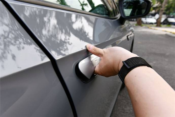 隐藏式门把手 给整个汽车行业都上了一课