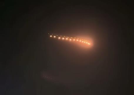 山东河北现串珠型不明发光飞行物 网友纷纷猜测真身(图1)
