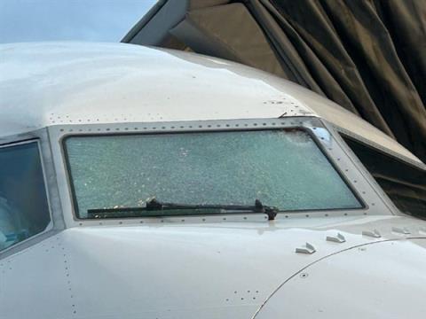 美国客机万米高空挡风玻璃破裂 飞行员受伤!竟是气球惹祸(图5)