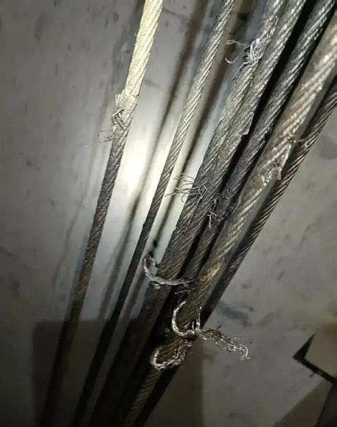 一小区23部电梯缆绳被恶意切割 官方通报：一男一女已被刑事拘留 受损电梯今日恢复运行(图2)